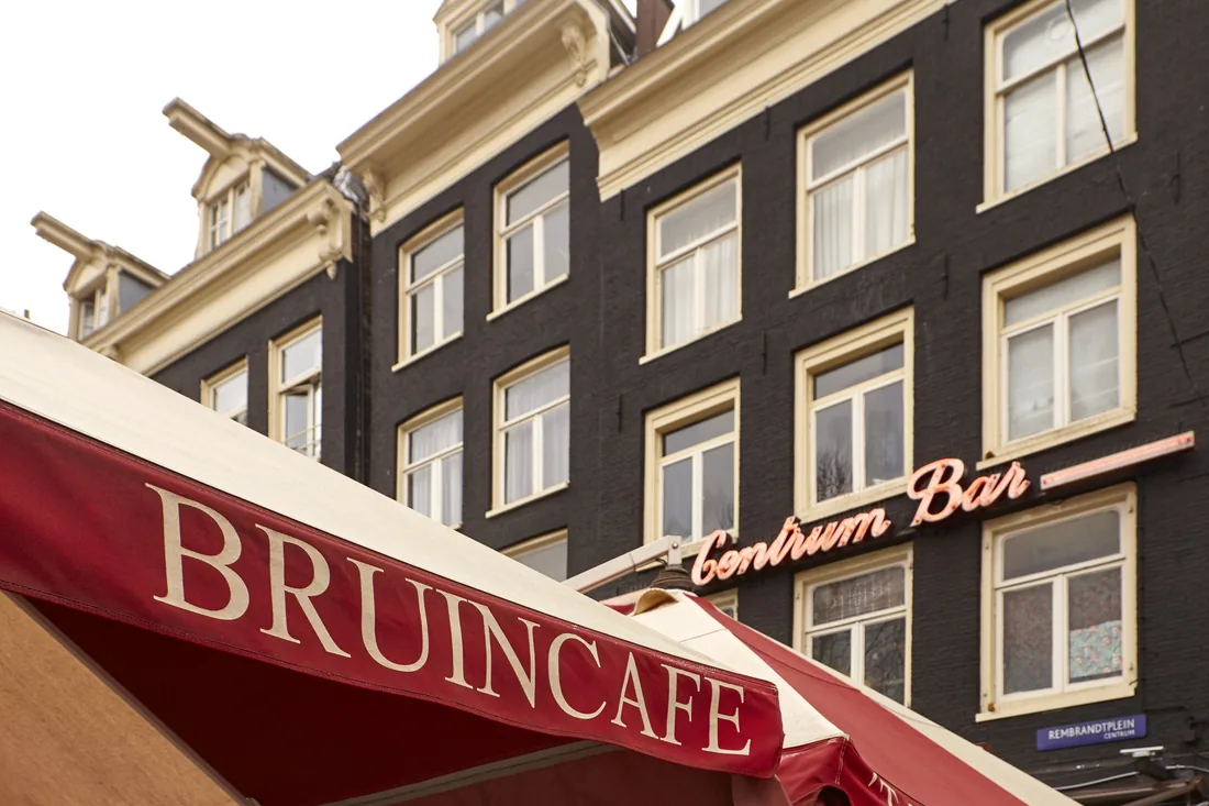 De gevel met het neon opschrift Centrum Bar boven het rode zonnescherm