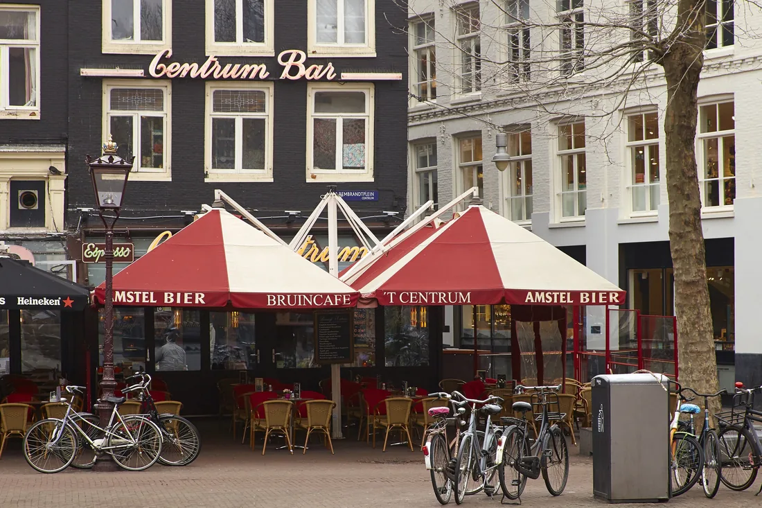 Het rode terras van 't Centrum onder de parasols aan het Rembrandtplein