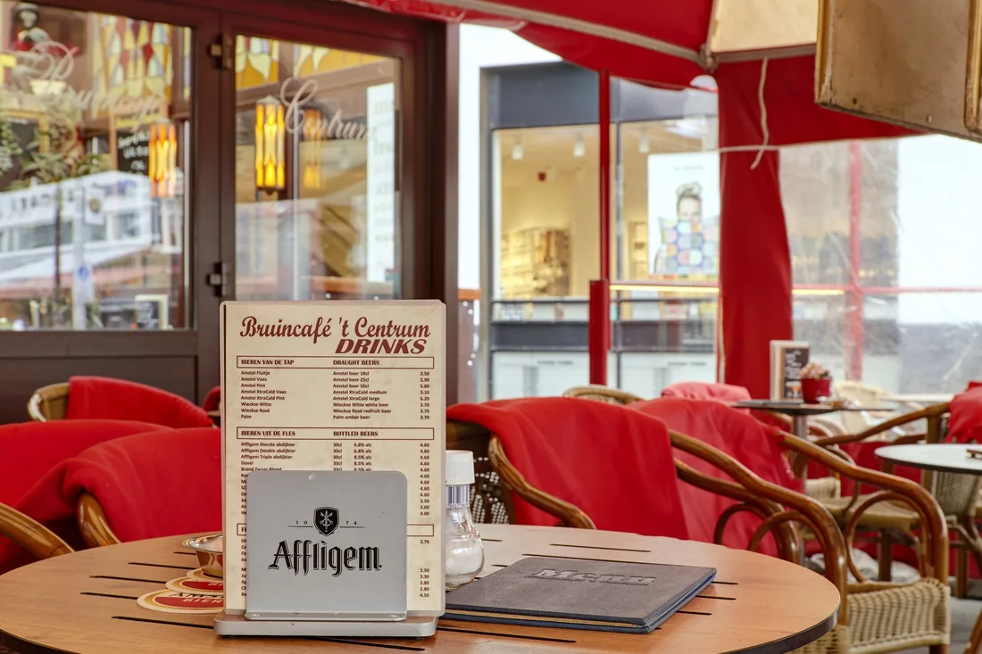 De drankenkaart van 't Centrum op een terrastafel