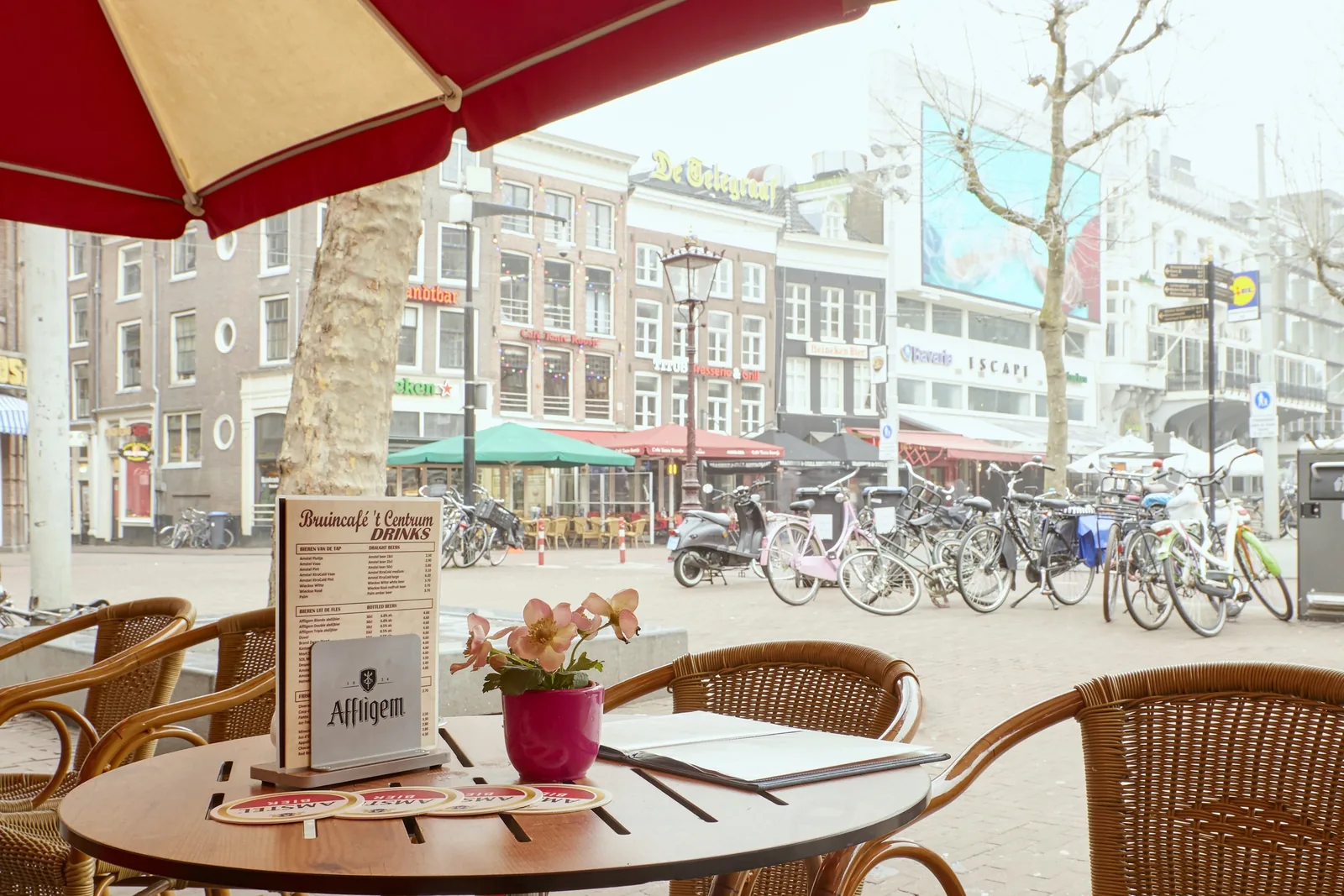 Uitzicht vanaf het terras op het Rembrandtplein met fietsen en gevels